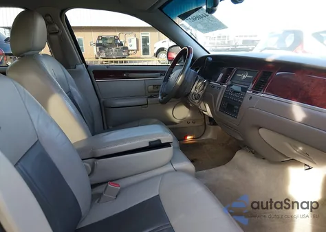 2005 Lincoln Town Car Signature Limited z USA, uszkodzony, nr VIN 1LNHM82W25Y612132